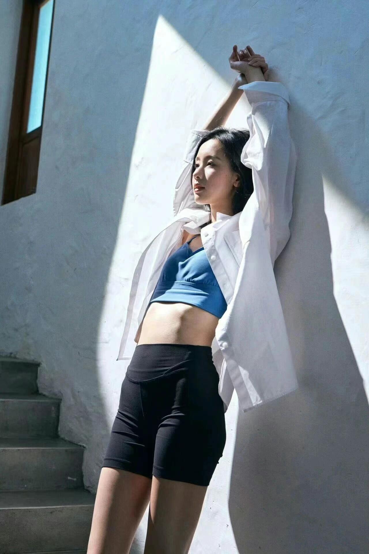 陈都灵瑜伽日常穿搭，自律柔美