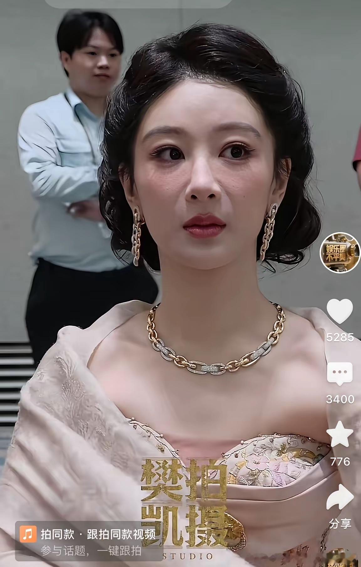 摄影师拍的无美颜无滤镜的杨紫，法令纹好明显，化妆很难掩盖，医美都拿这个法令纹没有