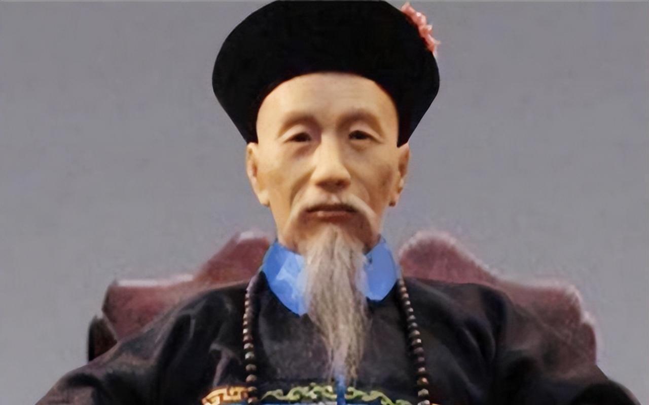 1852年，曾国藩为母亲守灵一整夜，刚走出灵堂，突然听到手下康福大喊：“大人低头