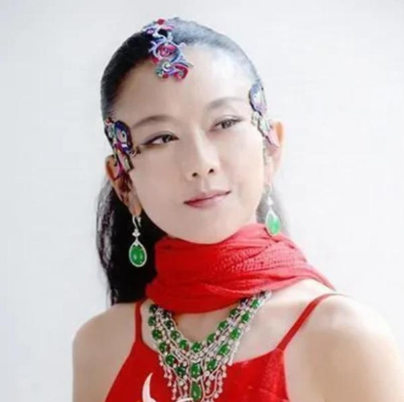 2002年，杨丽萍和亿万富豪刘淳晴结婚7年了。刘淳晴对杨丽萍说：“亲爱的，咱们生