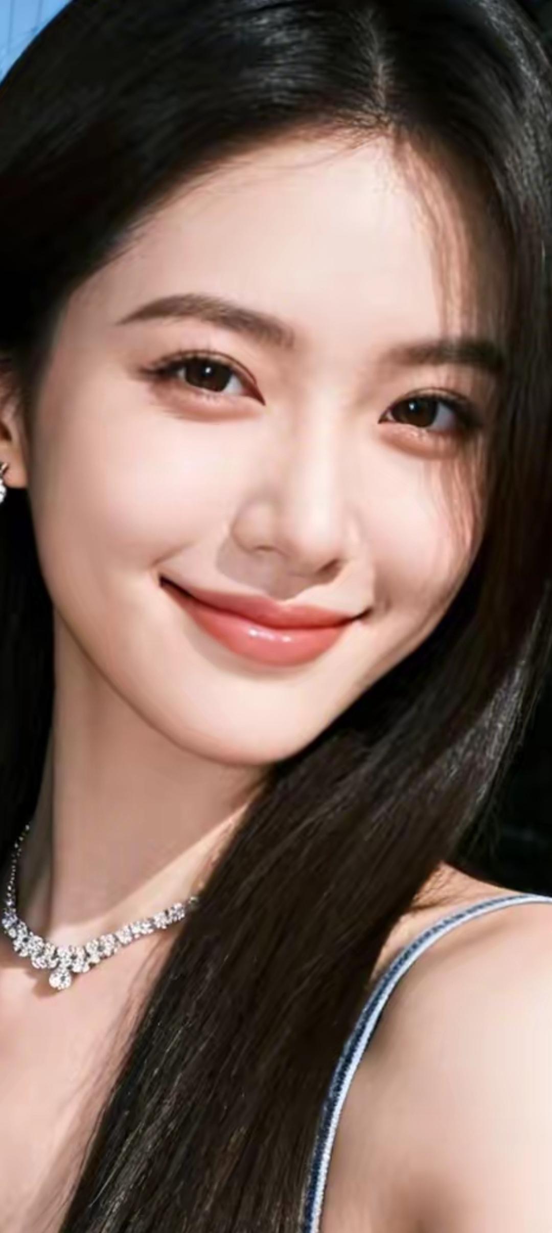 甜美笑容，闪耀项链，元气满满的一天！😊✨