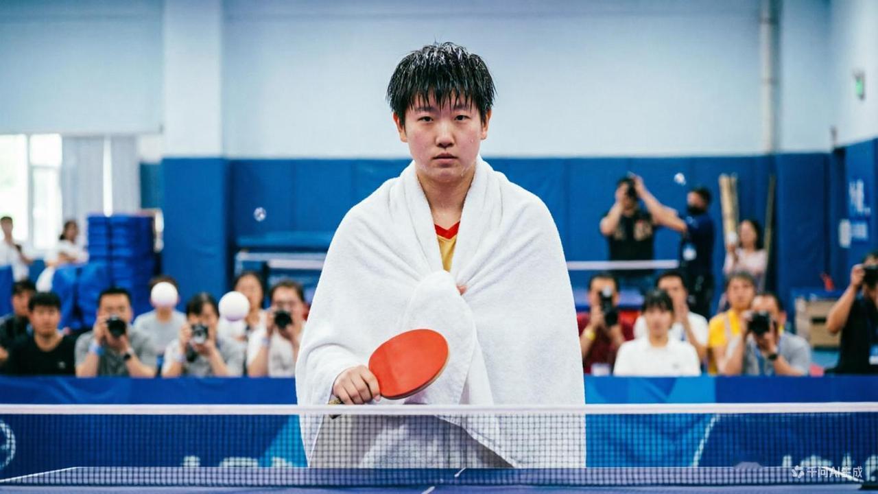 孙颖莎成都封训可爱日常曝光。高强度封闭训练的间隙，她身上没有半点世界冠军的架