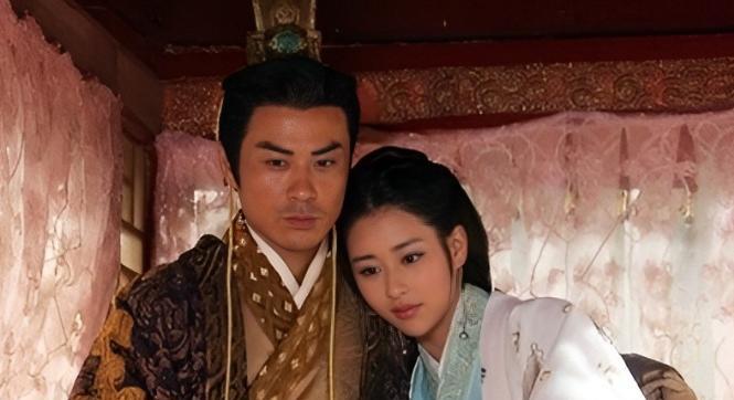 公元前484年的一天，吴王夫差一气之下将西施打进了一锅热菜汤里，西施抱着脸尖叫着