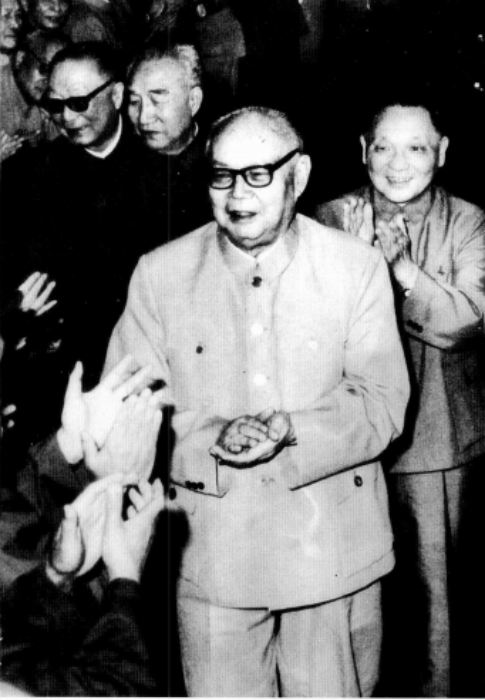 1975年邓小平兼任总参谋长，着手整顿军队。他和叶剑英一起接见各大军区领导，叶剑