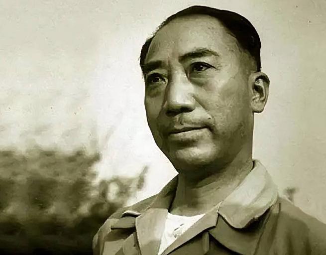 1951年，几个农民用铁镐敲开了戴笠的水泥墓，棺材中除了他的遗骸外，还有一把一尺