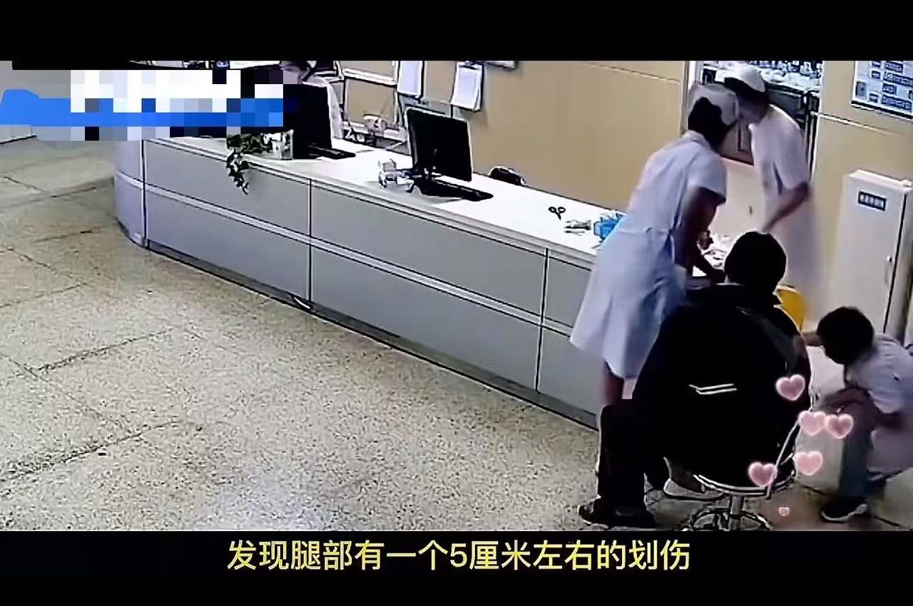 一段医院监控画面看哭无数人。外卖小哥冒雨送餐摔得浑身是泥，汤汁洒了大半，他顾不上