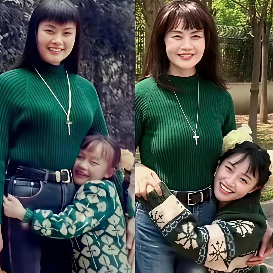 童年时的蓝盈莹和她的妈妈画面和谐，现在的蓝盈莹和妈妈拍同款照片，无论长得再大，在