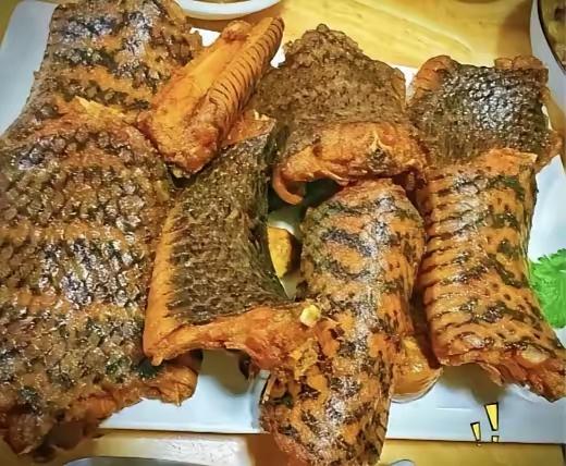 前段时间去东莞跑业务，客户请吃饭时上了盘鱼，那鱼外皮花花斑斑的，我看着心里直犯嘀