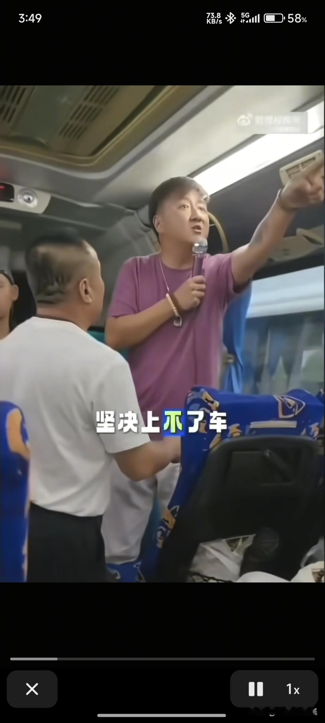 看到泰国黑导游被警方带走的视频，这个用中文威胁自己同胞的导游终于栽了。他在芭