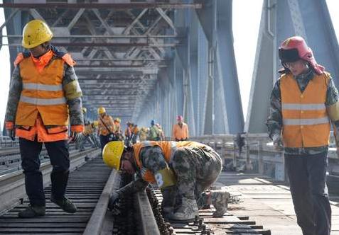 通往海南海峡仅20公里，中国作为基建狂魔，为何大桥迟迟无法建成。进出海南岛的人员