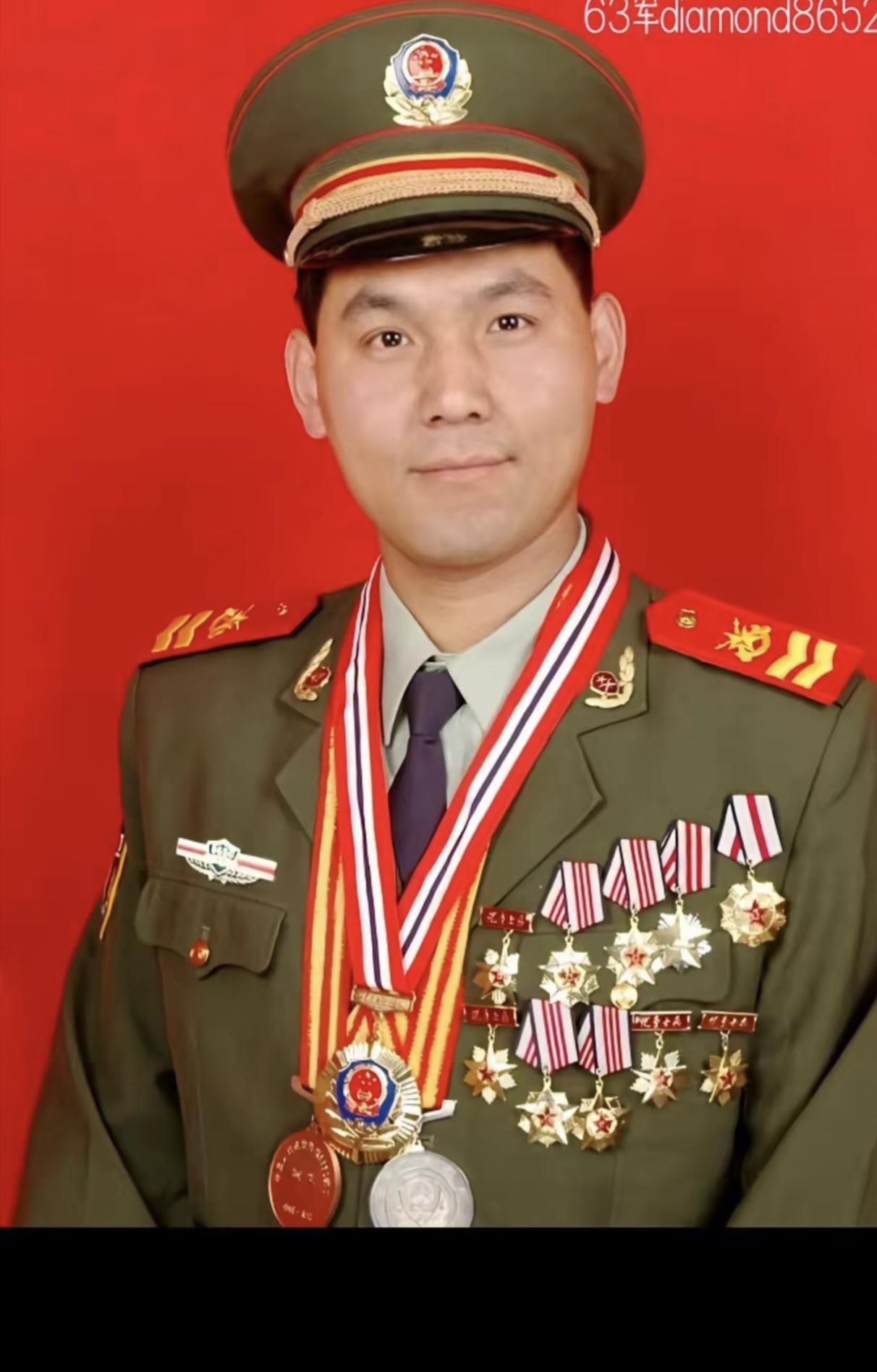 这种军装应该是20面前的了吧，图中这位那时候还不叫四级军士长也不叫一级上士，那时