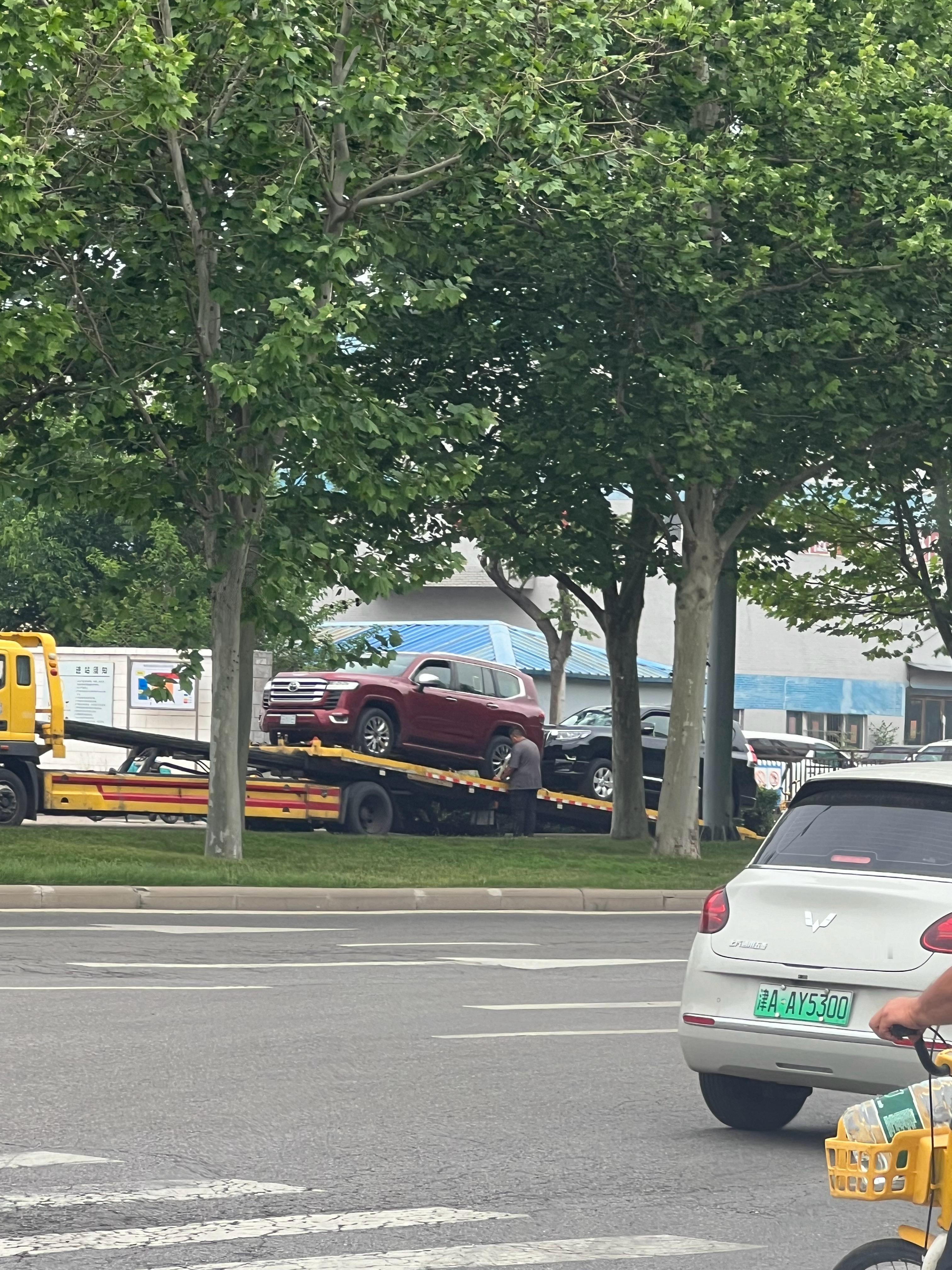 这大红LC300你别说，还挺漂亮但是我觉得，红凯雷德更胜一筹那台红色凯雷德，运动