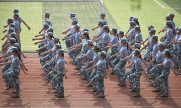 军训一结束，不少大学新生转头就把几乎崭新的迷彩服扔进了垃圾桶，一个打农村考上来的