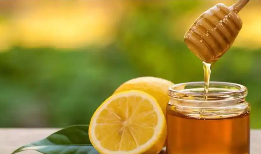 科学家发现：蜂蜜水早上喝，竟比粥更伤胃？晨起一杯蜂蜜水，是不少人刻在骨子里的养