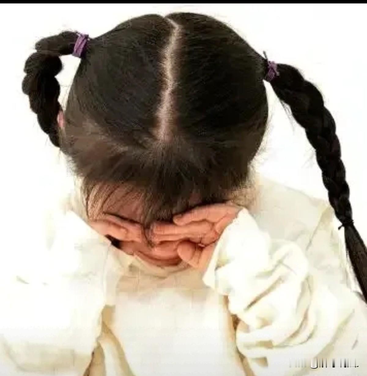 “令人发指！”安徽蚌埠，8岁残疾女孩在父母离婚后，和母亲生活。后来，母亲交了男朋