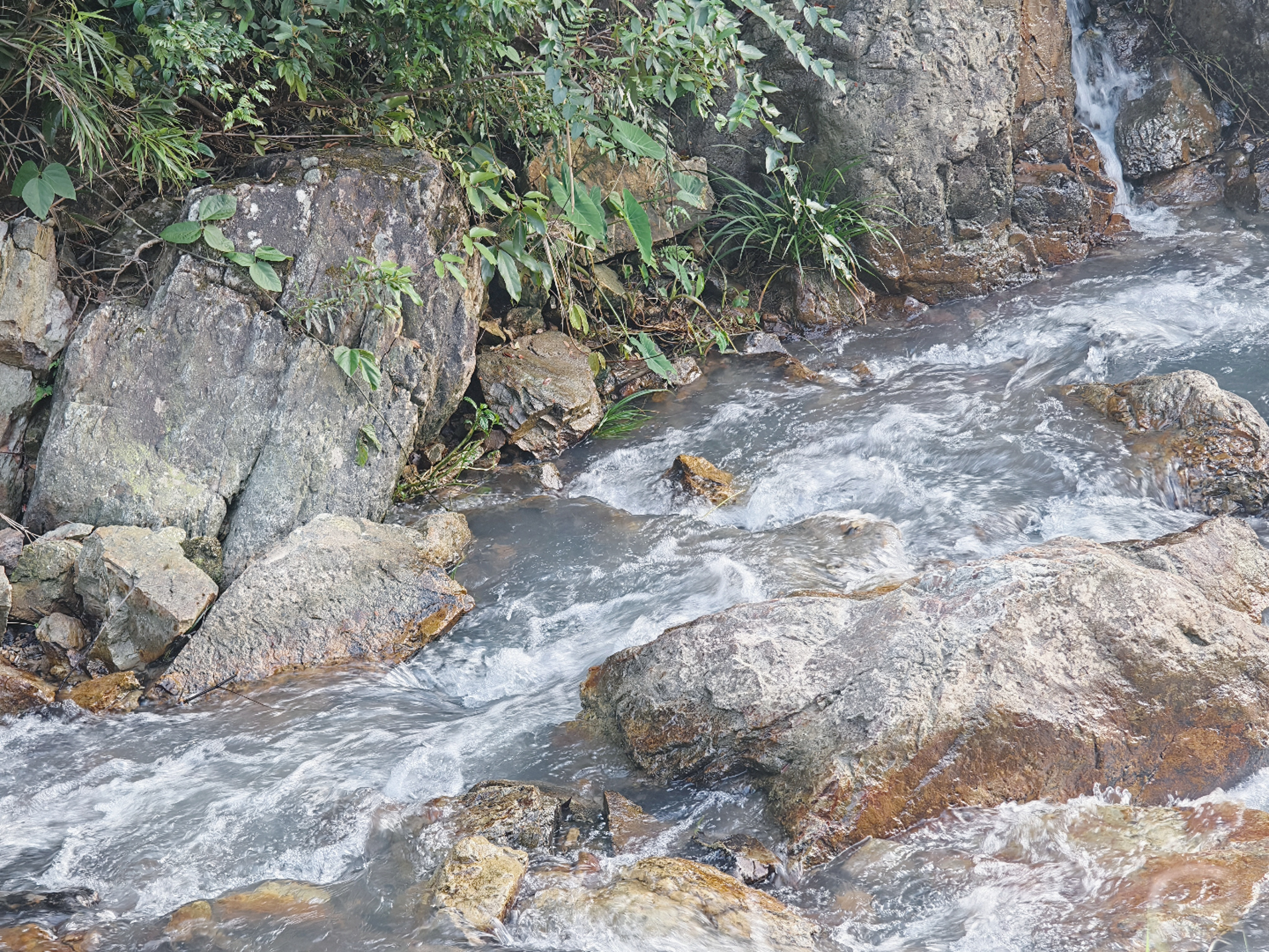 回来了去找山沟沟里的瀑布了​​​