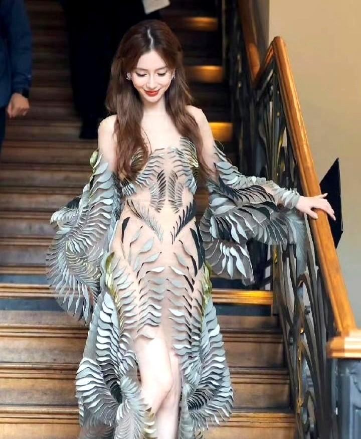 杨颖这种状态，估计很难找到匹配的男人了。巴黎时装周上，她一身迪奥高定礼服，那