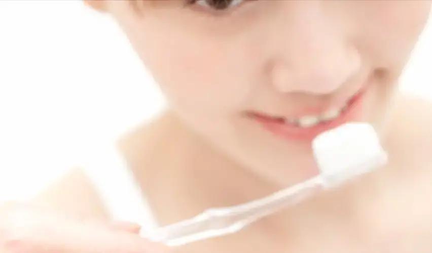 60岁后，早晚刷牙为何反成牙龈“隐形杀手”？临床直击5大顽疾！老年口腔黏膜薄