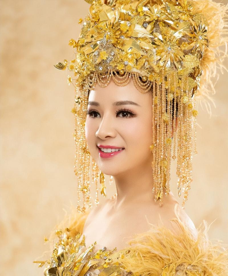 7年前，盲人女歌手刘赛不顾反对，把自己嫁给这个一贫如洗的农村小伙。愿意倒贴一套婚