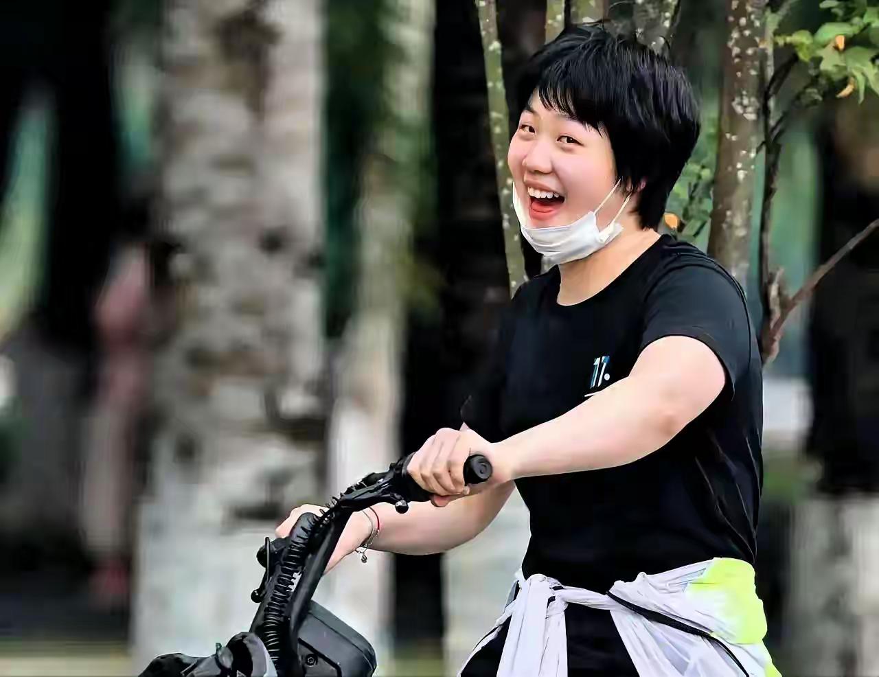 【活泼爱笑的蒯曼，支持者很多】很多人喜欢蒯曼，实力能打、性格讨喜、形象亲和、人品