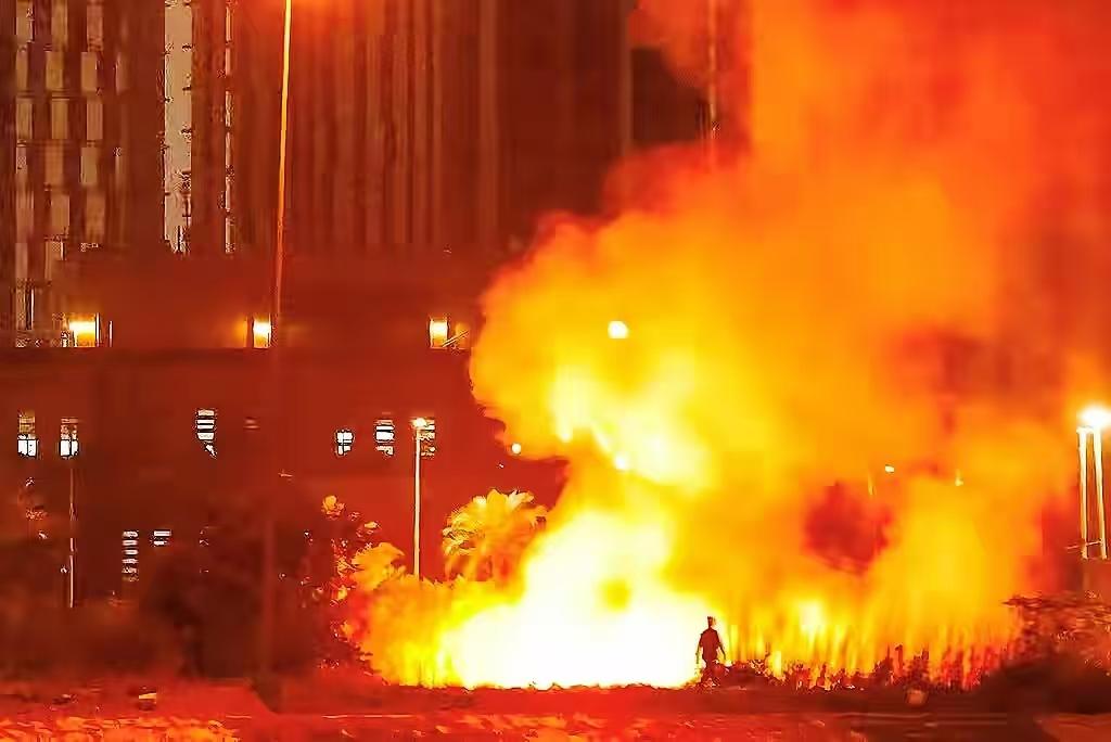 全球拉响红色警报！美国首次下令：所有驻外使馆，立刻进入紧急状态！3月17日，美