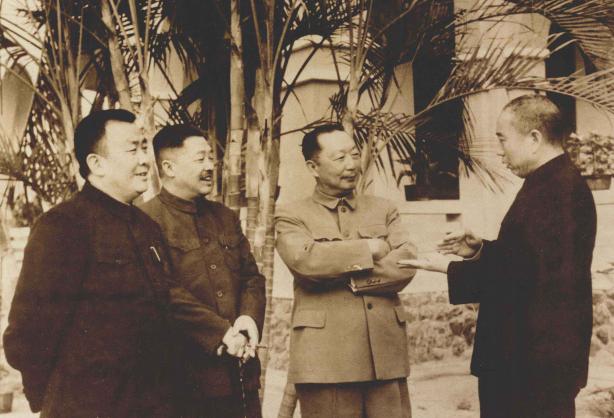 1958年四位开国将帅在海南岛。左一是谭政大将，当时是总政治部主任。左二是贺龙元