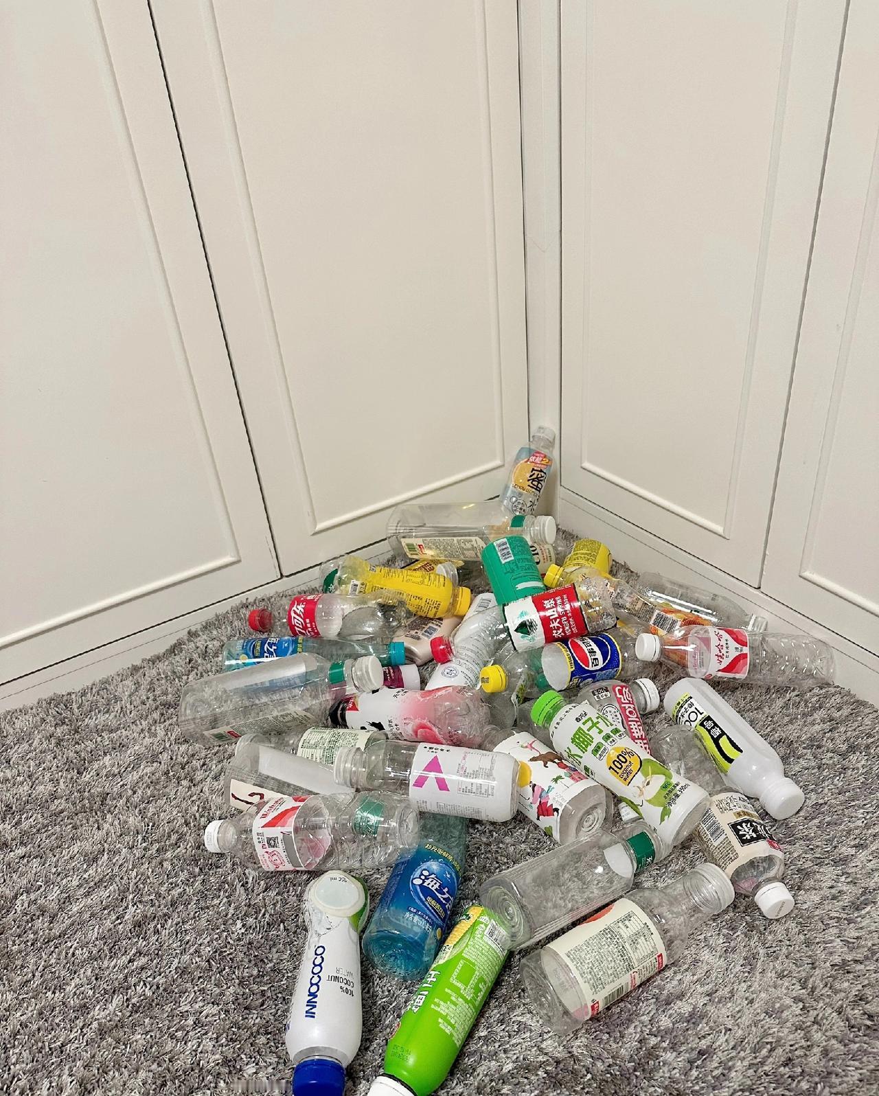 老板问新来年薪40001元的清洁工，问她捡厂里这些空饮料瓶干什么，清洁工对老板说