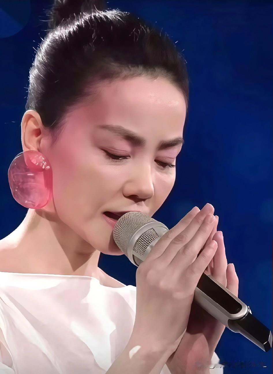 王菲，正式官宣！今天的热搜又被王菲霸榜了！王菲又要上春晚？央视这回是来真