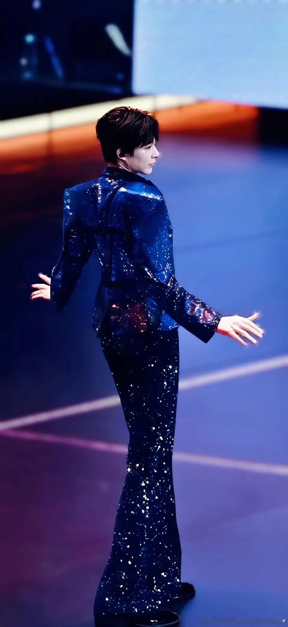 刘宇宁这台“内娱法拉利”简直是顶配！190+身高自带“超长轴距”，119cm大长