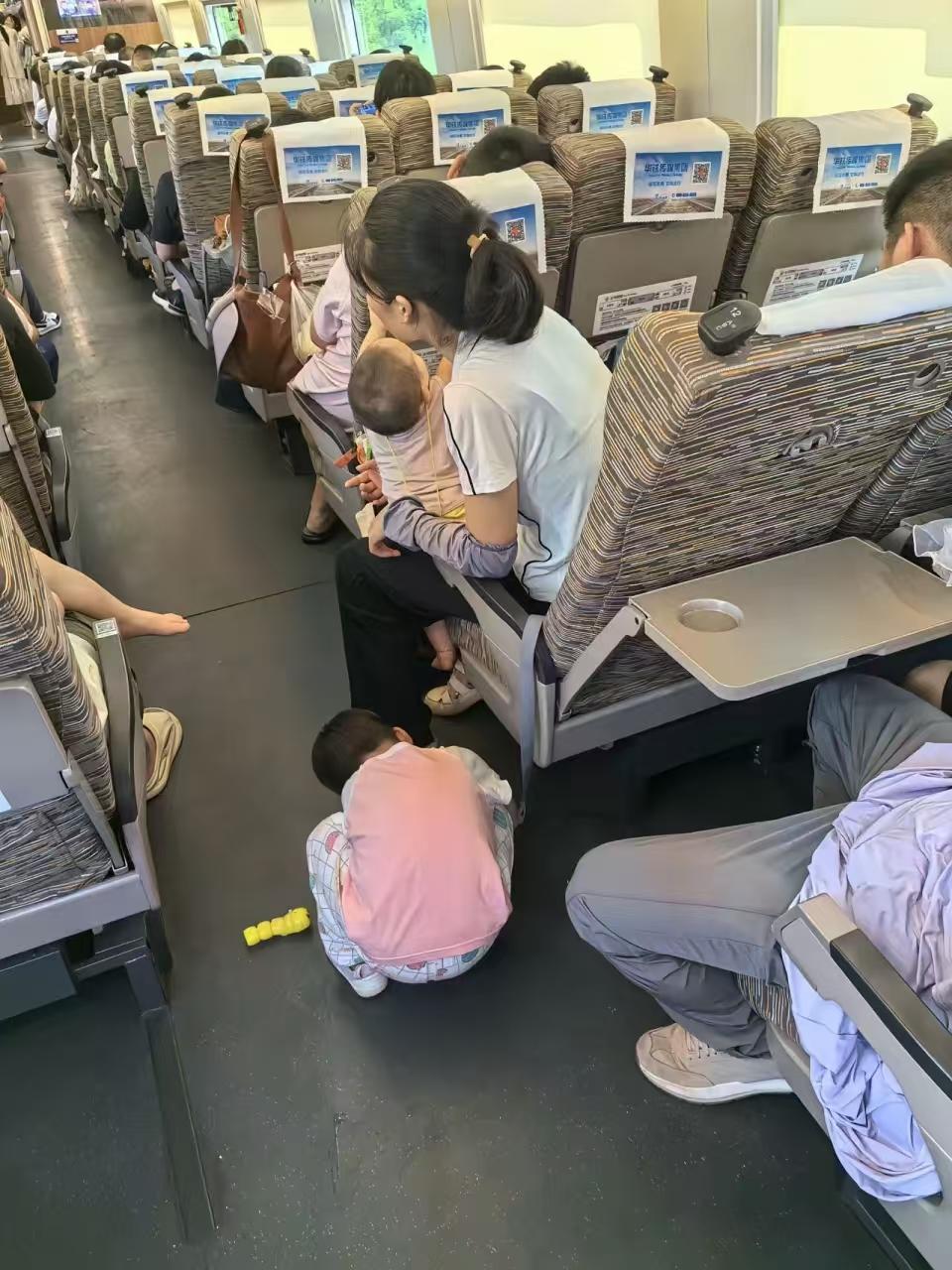 一位宝妈独自带孩子坐高铁，孩子年龄小，爱闹腾，她怕打扰到别人，不想坐静音车厢。可