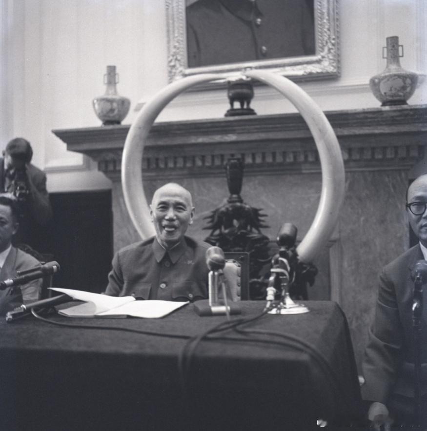1960年9月，蒋介石在记者面前微笑吐舌头