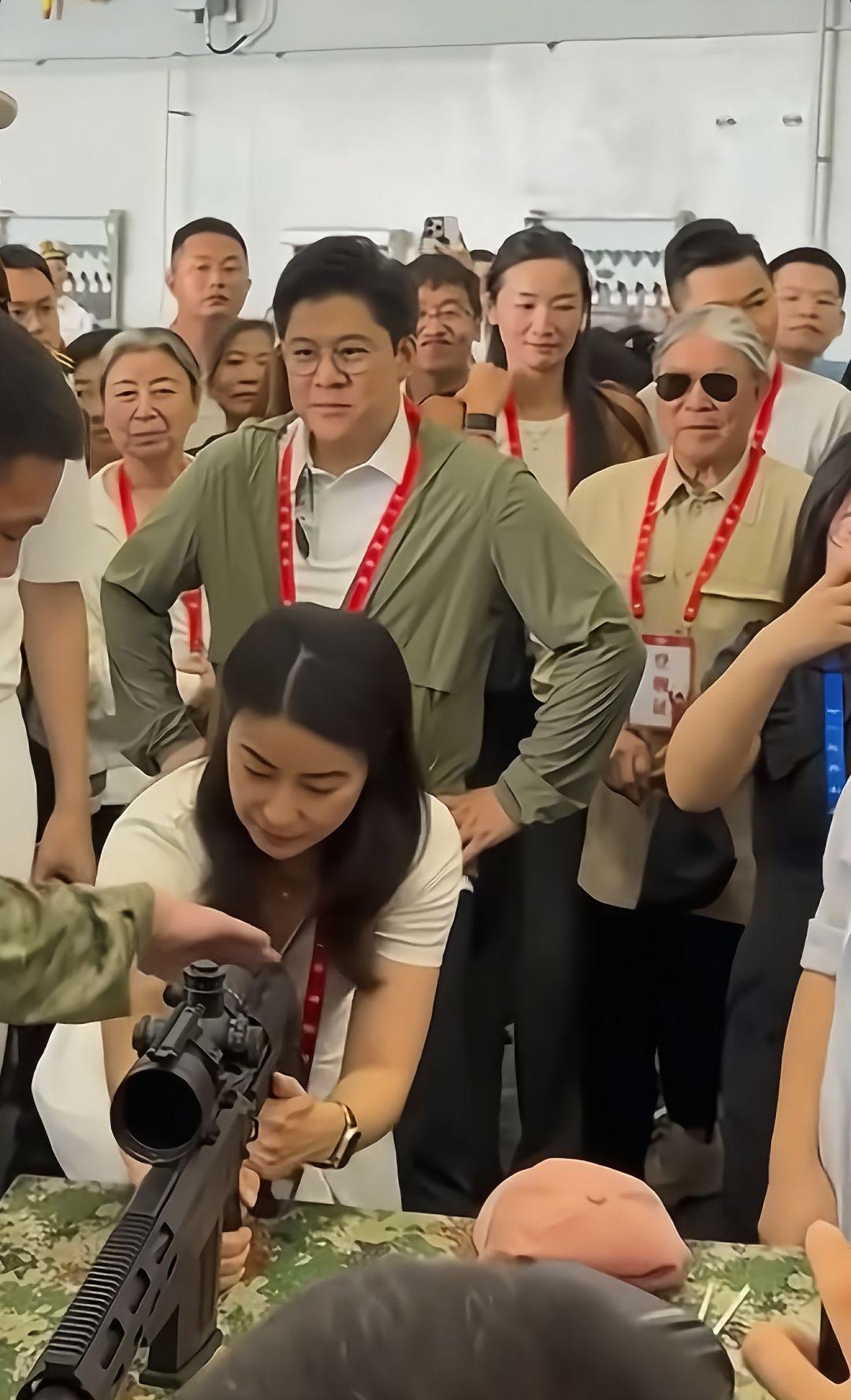 霍震霆给香港所有豪门都上了一课，豪门娶媳妇不一定要绝世美人的，郭晶晶虽然长相一般