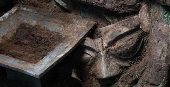 超级炸裂！三星堆7号坑出土陨铁斧钺，考古界证实：3000年前古人已会用陨铁。5月