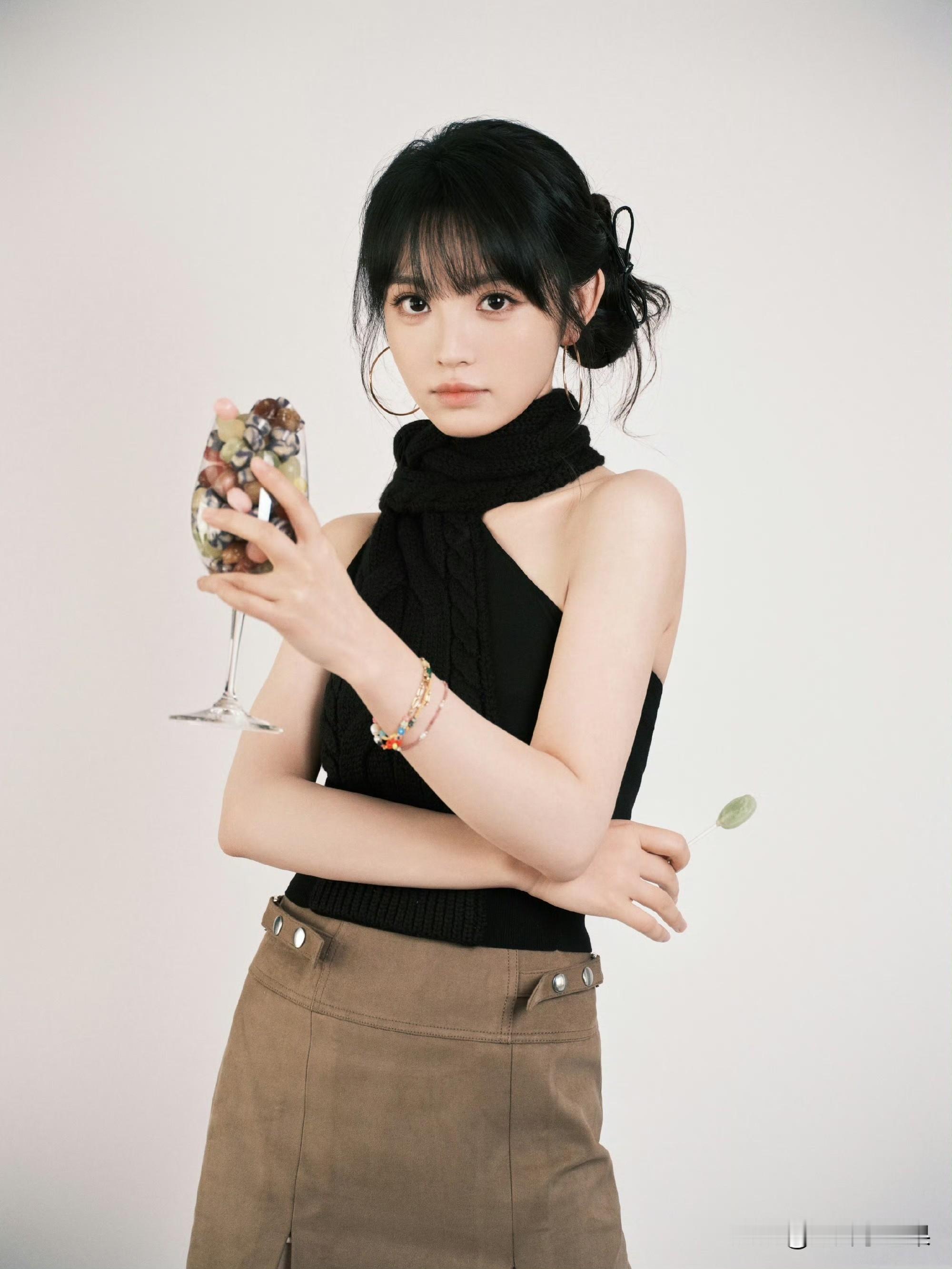 《田曦薇：酸甜系少女的糖罐时刻》黑针织裹着松弛的甜，驼色裙坠着轻...