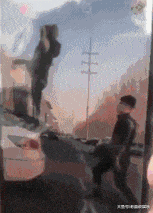 搞笑GIF: 妹子登高拍风景, 奈何大风不正经
