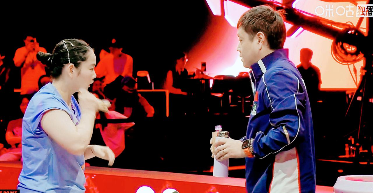 邱贻可急眼了，指着何卓佳鼻子说：不要往后退。侯英超说：支持邱贻可，死也要死在前