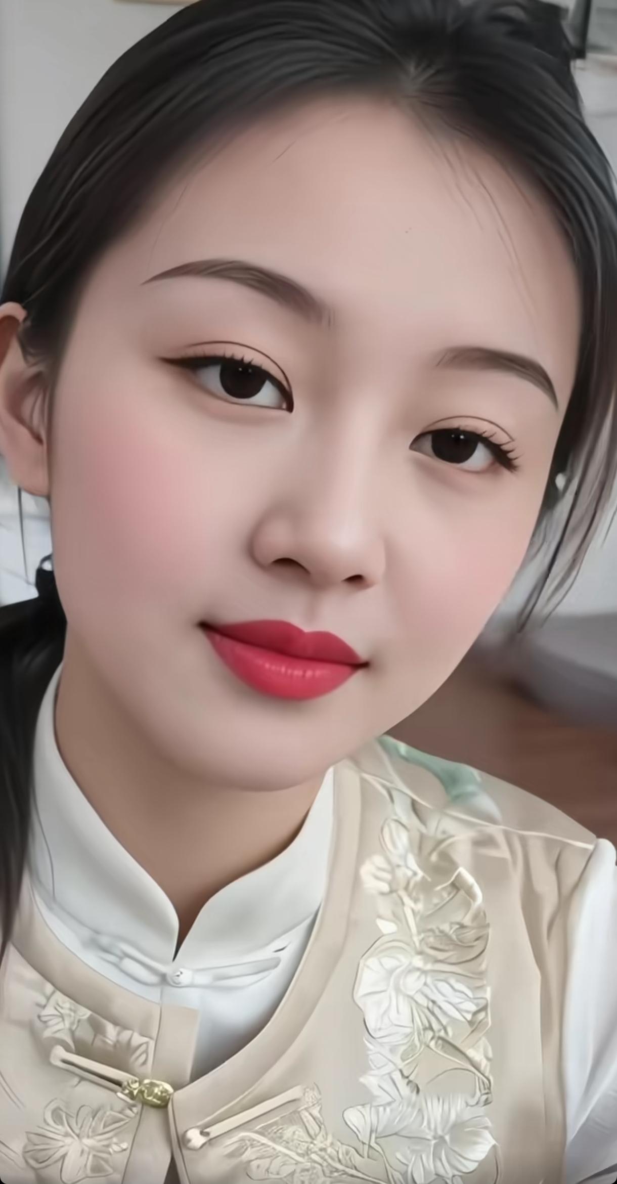优雅复古风，复古妆容与传统服饰的完美结合，尽显东方韵味。赏心悦目的美照分享复古