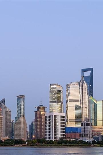 “中国离发达国家还很遥远！”去年6月，经济学家王小鲁表示：“按经济总量，我们仅次