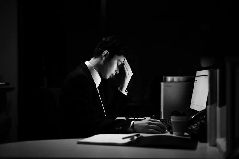别不信！长期不上班真能“躺废”，不是怕闲而是怕丢了“生活锚点