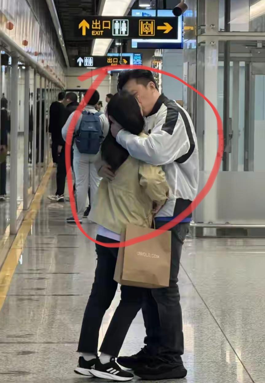 这是真真正正的甜蜜爱情吗？昨天晚上和闺蜜吃饭回家，坐地铁的时候发现一个男的一个女