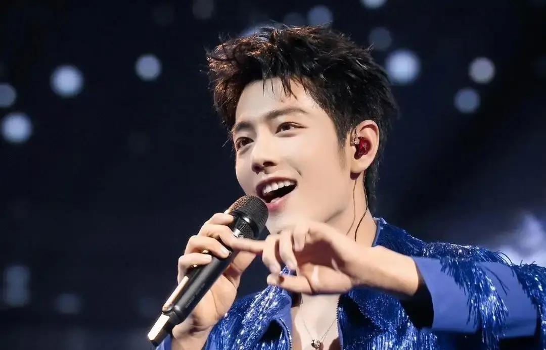 肖战彩排前溜回剧组，干了件“不划算”的事。他把时间切成渣，还能记住场务姑娘