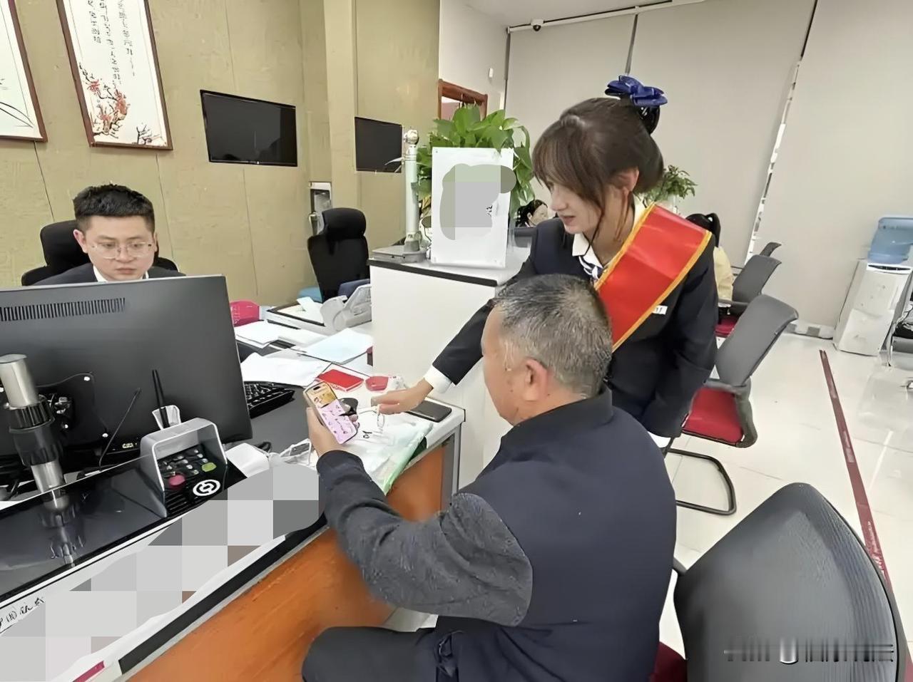 “有存折，钱竟取不出来？”河南商丘，62岁老人在银行取出800元，余额剩3590