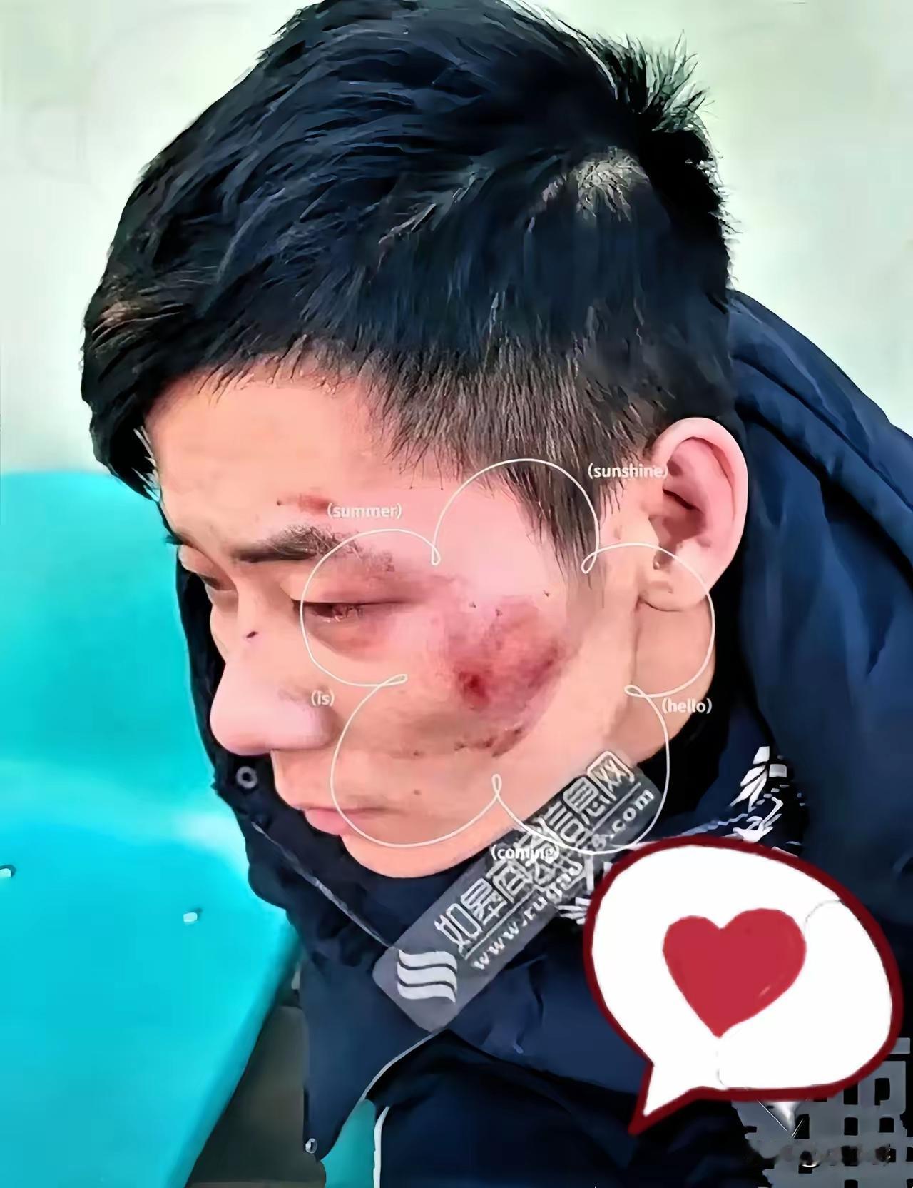 深夜被6名混混围堵，他转身冲进武警营区！哨兵一个动作，让全网破防：这才是真正