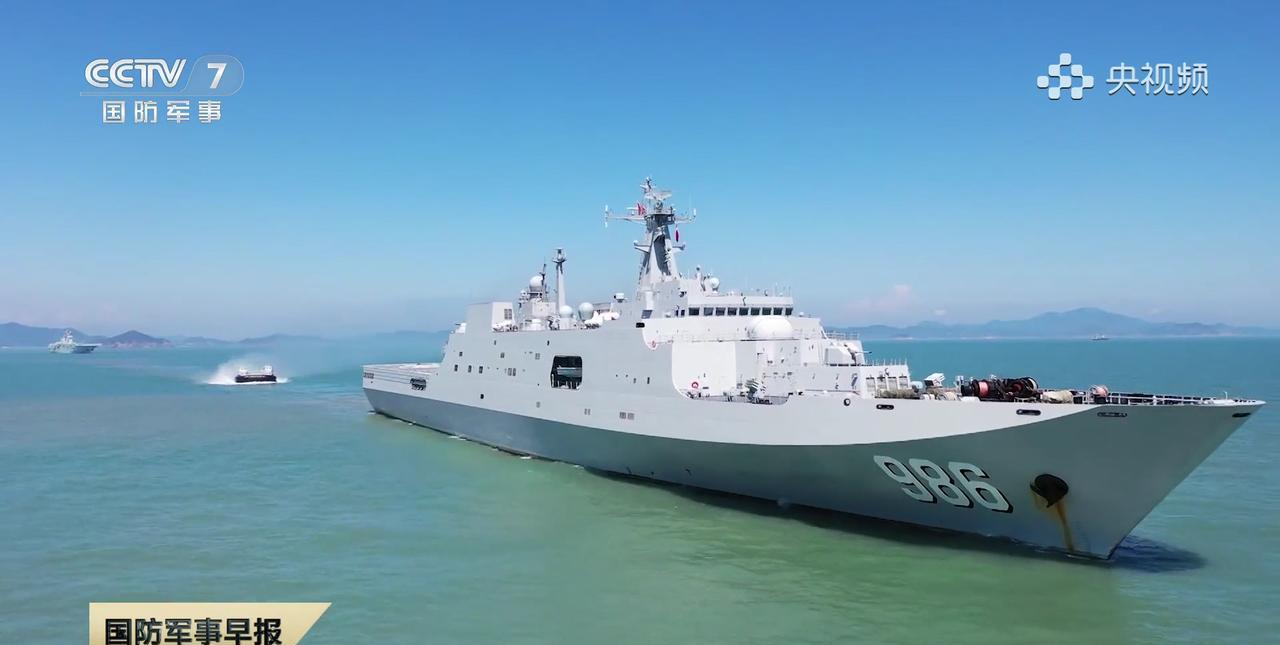 986“四明山”舰的“燎原-1”激光武器正式亮相，安装在主炮后方的副炮位上，多了