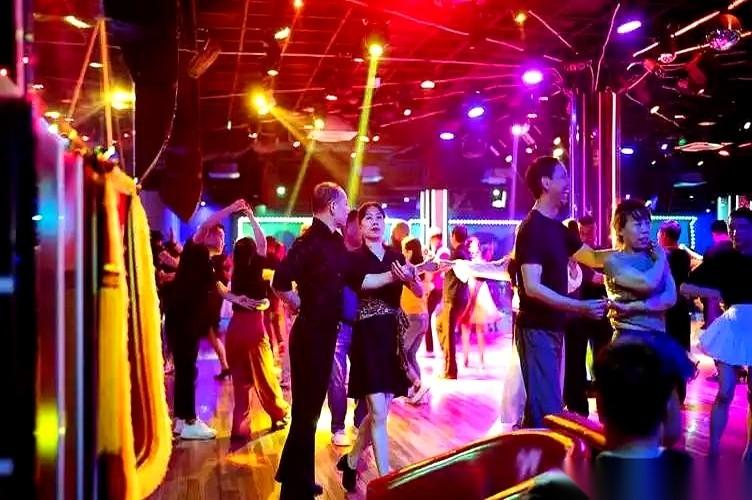 舞厅里，揣二百块钱，是老张给自己划的红线。门票15，一杯茶10块。坐在角落，能