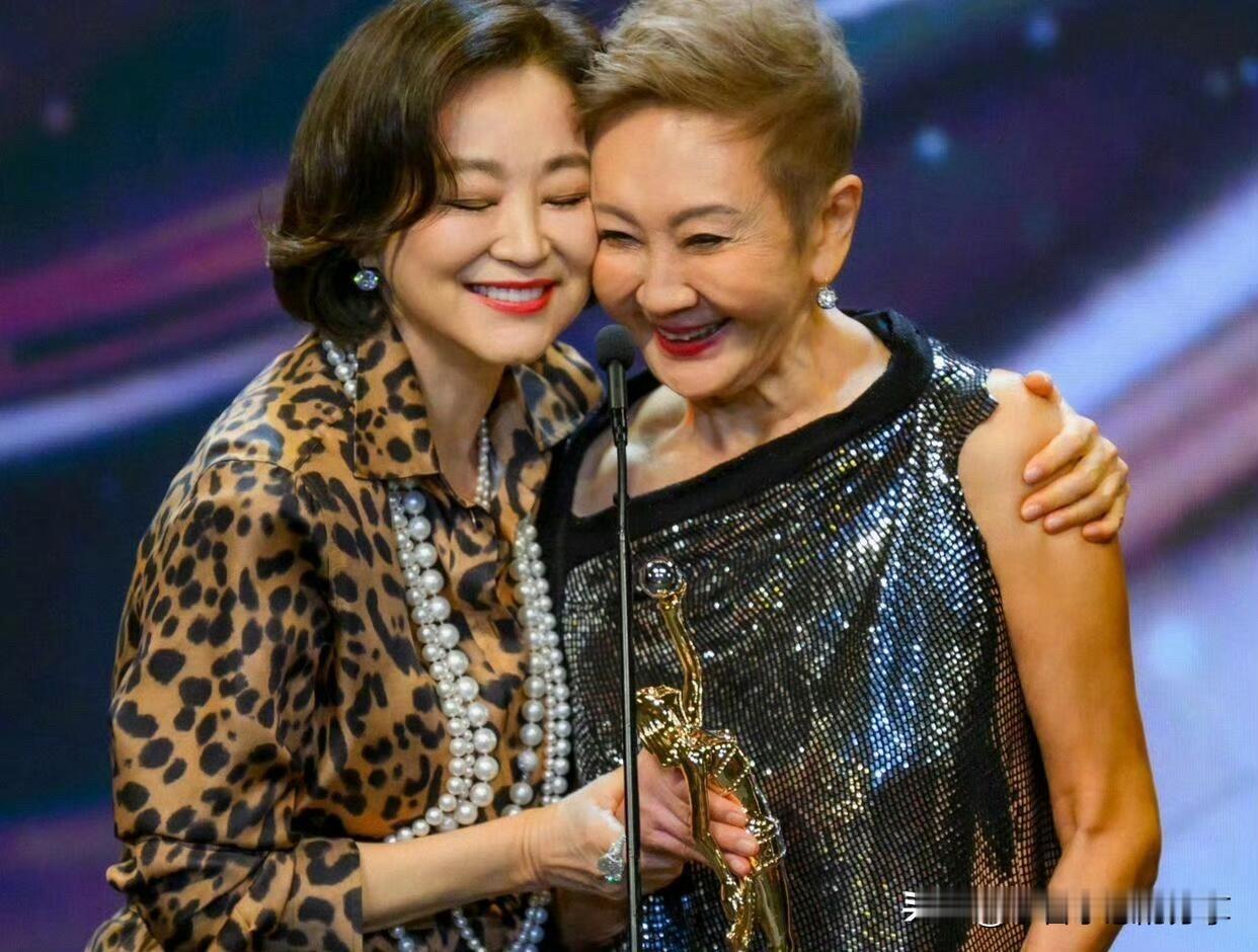 终于知道为什么徐克导演说林青霞是几十年来才遇见的一个大美女，同样都是差不多年龄的