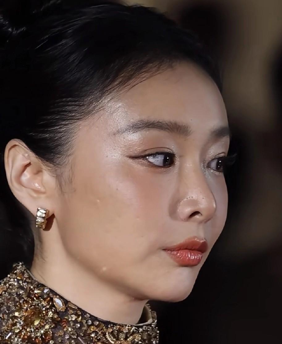 真大嫂高叶皮肤不算完美，但我就是喜欢！不过她脸比脖子黑，估计是粉底色号没选对，或
