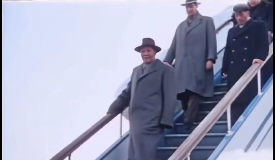 1957年11月2日，伟人率团第二次出访苏联，这是他此生最后一次访苏。此行主要为