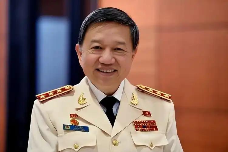 当年仓皇逃离西贡的难民之子高雄，如今成了美国海军的掌门人，而坐在他对面的，是统一