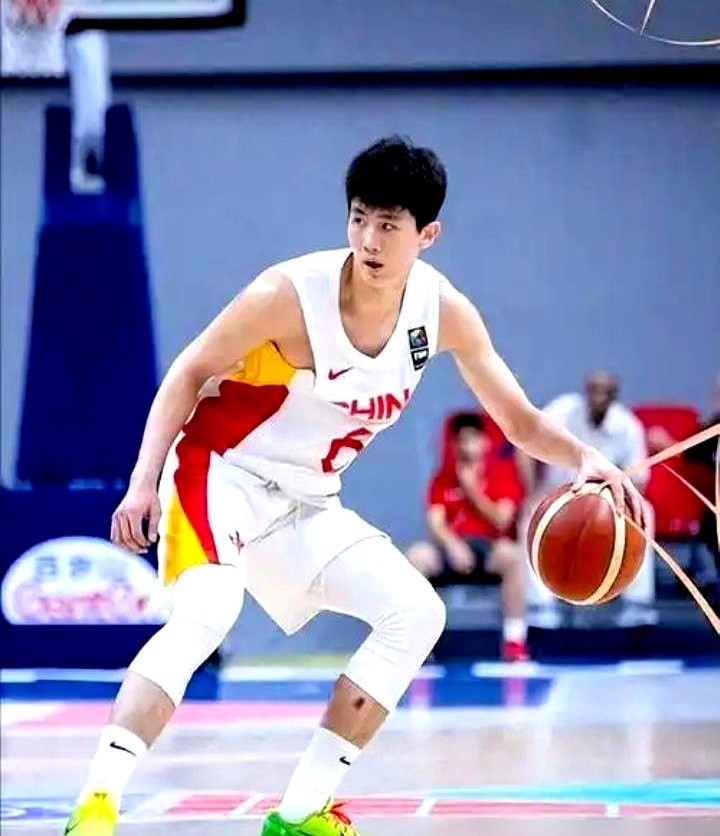 杨瀚森去NBA缺席，2米21的余嘉豪直接顶进国家队！他刚在西班牙西乙联赛练完级回国。这趟留洋真没白去